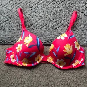Victoria’s Secret wear everywhere t-shirt bra
